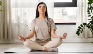 Una dona meditant per a alliberar la tensió vocal.